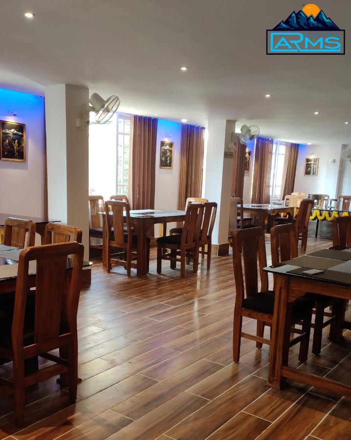 Hotel Arms Near Sumi Boys School كاليمبونج المظهر الخارجي الصورة